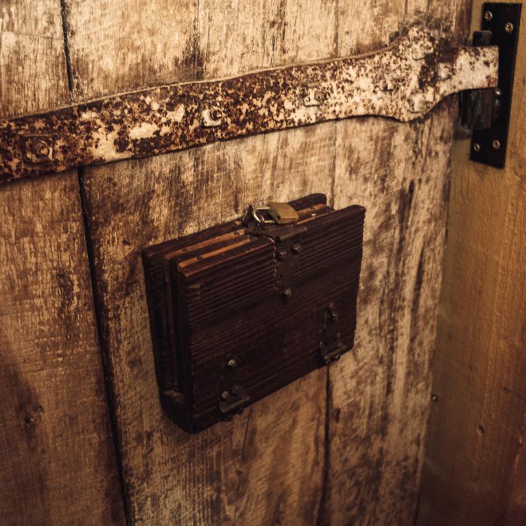 Dédale : Photo porte avec une énigme